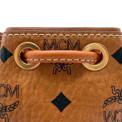https://cdn.shopify.com/s/files/1/0564/9376/8855/files/MCM_Schultertasche_Soft_Berlin_Bucket_small_visetos_braun_13.webp?v=1782313435