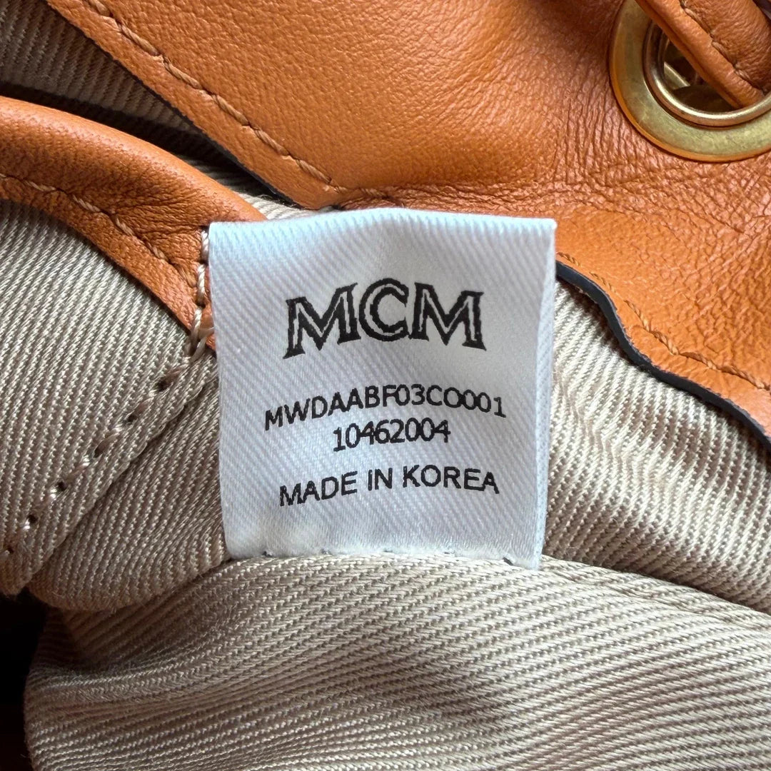 https://cdn.shopify.com/s/files/1/0564/9376/8855/files/MCM_Schultertasche_Soft_Berlin_Bucket_small_visetos_braun_15.webp?v=1782313435