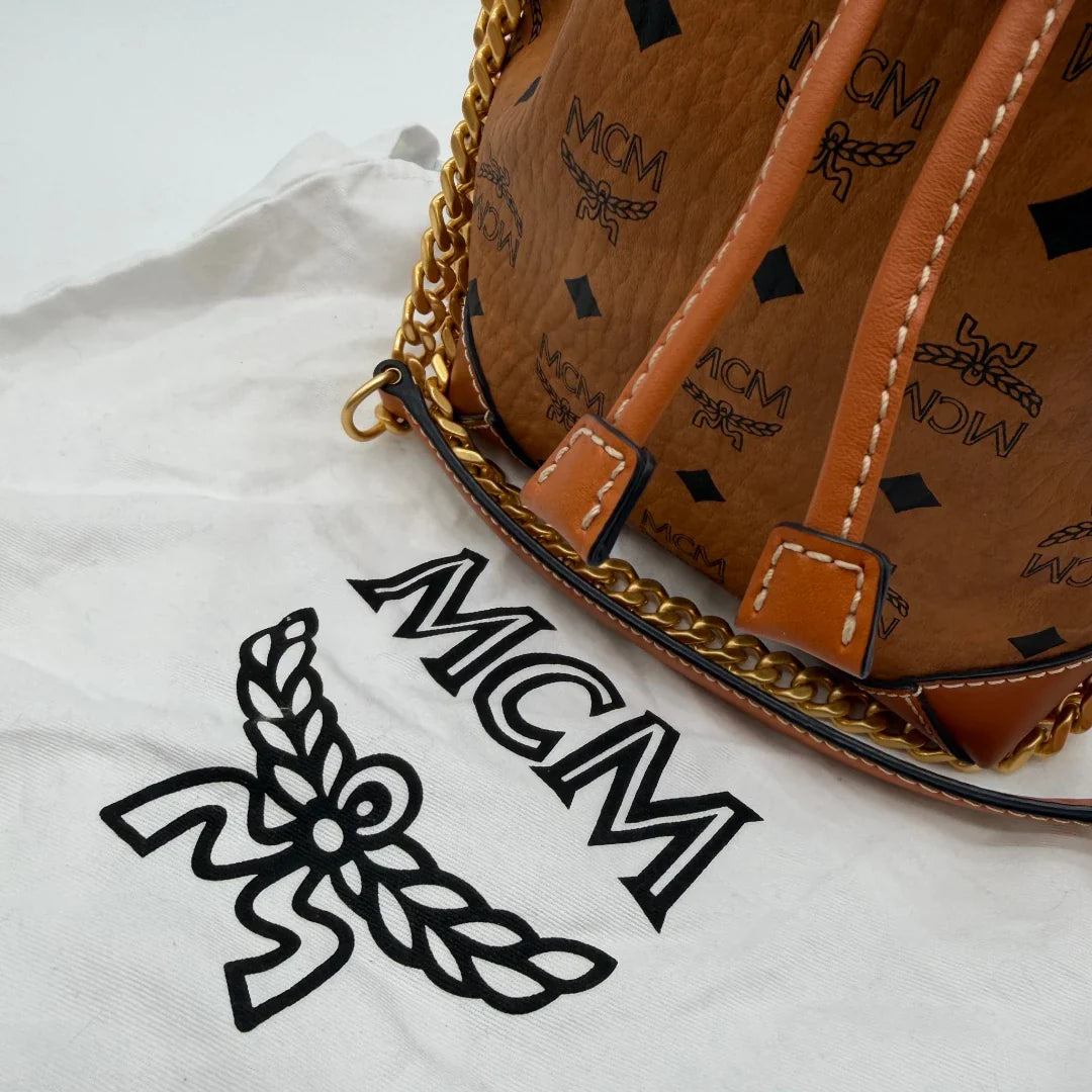 https://cdn.shopify.com/s/files/1/0564/9376/8855/files/MCM_Schultertasche_Soft_Berlin_Bucket_small_visetos_braun_17.webp?v=1782313434