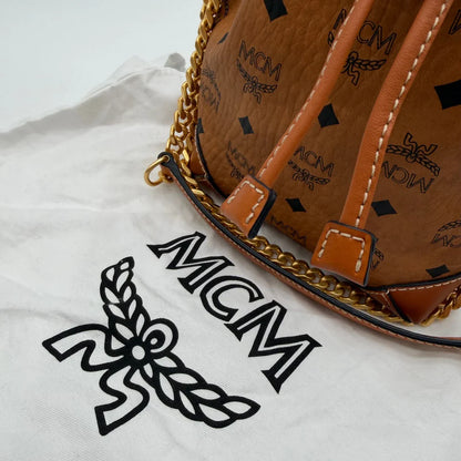 https://cdn.shopify.com/s/files/1/0564/9376/8855/files/MCM_Schultertasche_Soft_Berlin_Bucket_small_visetos_braun_17.webp?v=1782313434