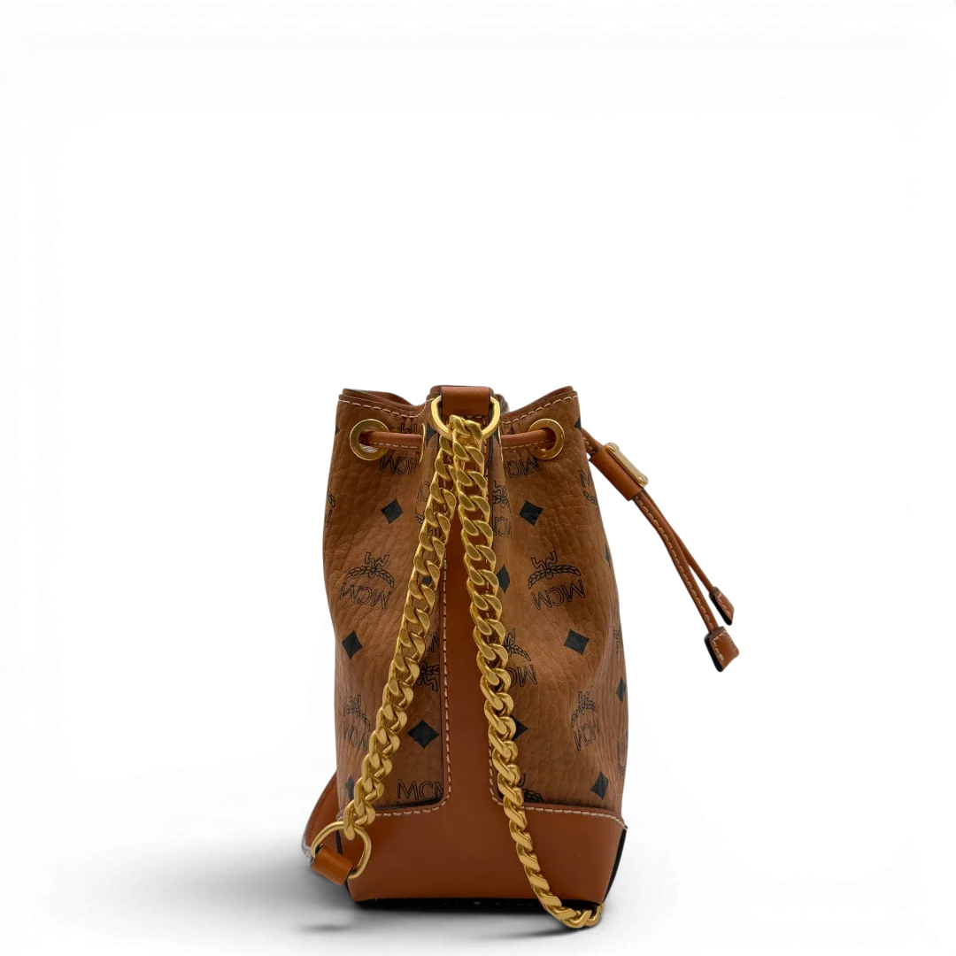 https://cdn.shopify.com/s/files/1/0564/9376/8855/files/MCM_Schultertasche_Soft_Berlin_Bucket_small_visetos_braun_4.webp?v=1782313434