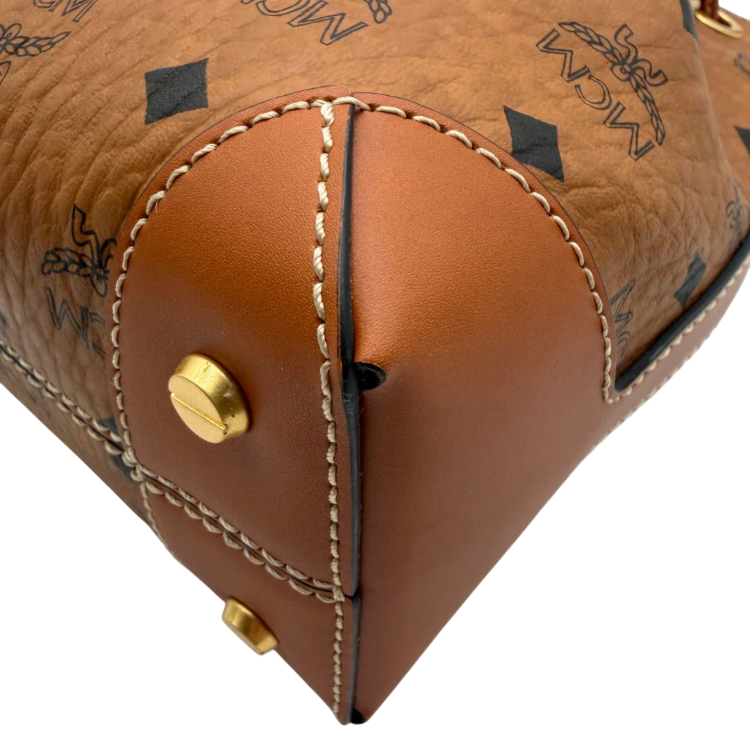 https://cdn.shopify.com/s/files/1/0564/9376/8855/files/MCM_Schultertasche_Soft_Berlin_Bucket_small_visetos_braun_6.webp?v=1782313434