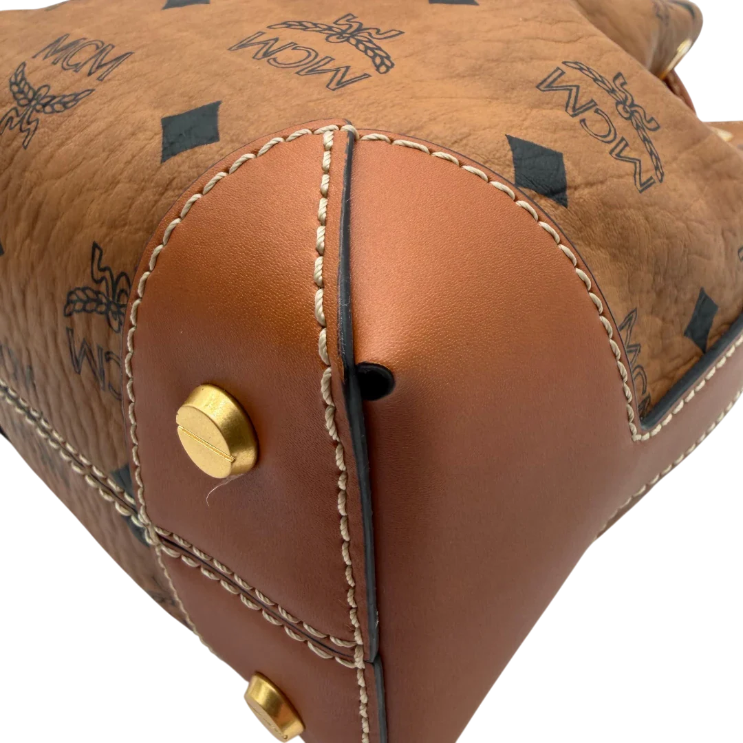 https://cdn.shopify.com/s/files/1/0564/9376/8855/files/MCM_Schultertasche_Soft_Berlin_Bucket_small_visetos_braun_8.webp?v=1782313434