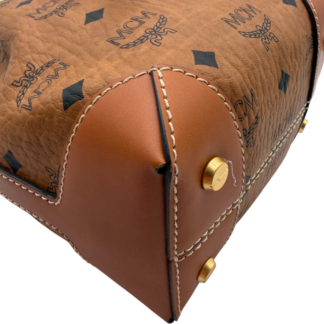 https://cdn.shopify.com/s/files/1/0564/9376/8855/files/MCM_Schultertasche_Soft_Berlin_Bucket_small_visetos_braun_9.webp?v=1782313434