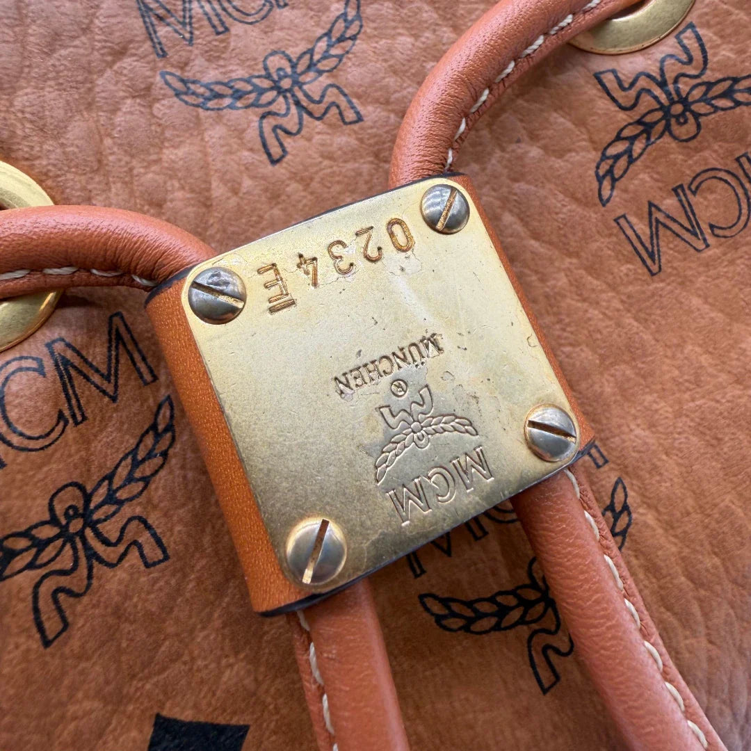 https://cdn.shopify.com/s/files/1/0564/9376/8855/files/MCM_Schultertasche_Soft_Berlin_Bucket_visetos_braun_11.webp?v=1781713453