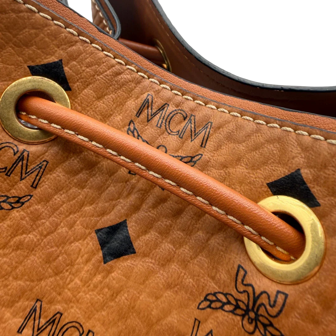 https://cdn.shopify.com/s/files/1/0564/9376/8855/files/MCM_Schultertasche_Soft_Berlin_Bucket_visetos_braun_13.webp?v=1781713454