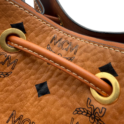 https://cdn.shopify.com/s/files/1/0564/9376/8855/files/MCM_Schultertasche_Soft_Berlin_Bucket_visetos_braun_13.webp?v=1781713454