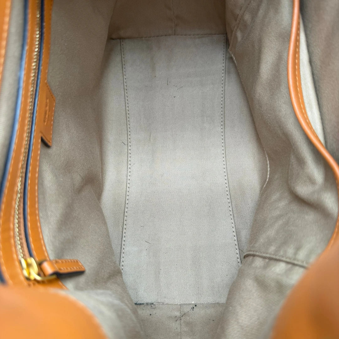 https://cdn.shopify.com/s/files/1/0564/9376/8855/files/MCM_Schultertasche_Soft_Berlin_Bucket_visetos_braun_14.webp?v=1781713453
