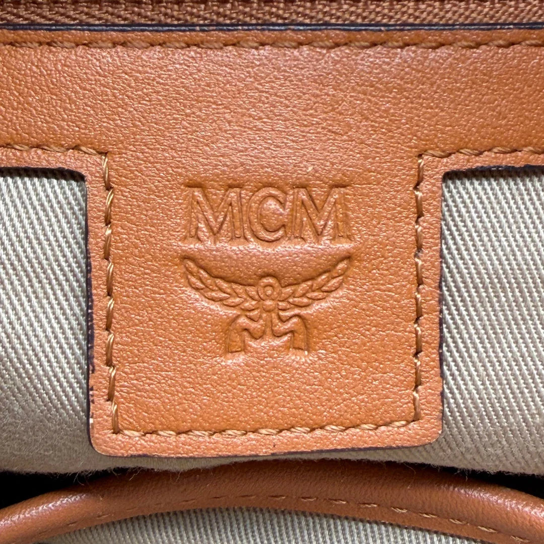 https://cdn.shopify.com/s/files/1/0564/9376/8855/files/MCM_Schultertasche_Soft_Berlin_Bucket_visetos_braun_15.webp?v=1781713454