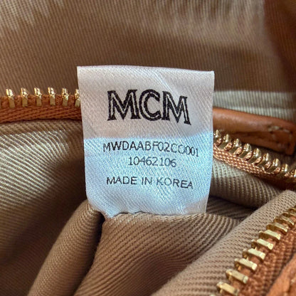https://cdn.shopify.com/s/files/1/0564/9376/8855/files/MCM_Schultertasche_Soft_Berlin_Bucket_visetos_braun_16.webp?v=1781713453