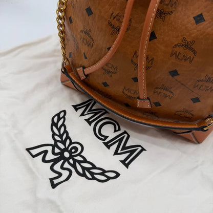 https://cdn.shopify.com/s/files/1/0564/9376/8855/files/MCM_Schultertasche_Soft_Berlin_Bucket_visetos_braun_17.webp?v=1781713453