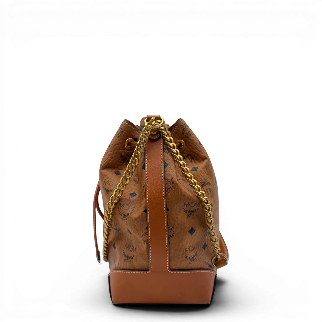 https://cdn.shopify.com/s/files/1/0564/9376/8855/files/MCM_Schultertasche_Soft_Berlin_Bucket_visetos_braun_3.webp?v=1781713453