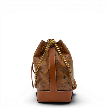https://cdn.shopify.com/s/files/1/0564/9376/8855/files/MCM_Schultertasche_Soft_Berlin_Bucket_visetos_braun_3.webp?v=1781713453