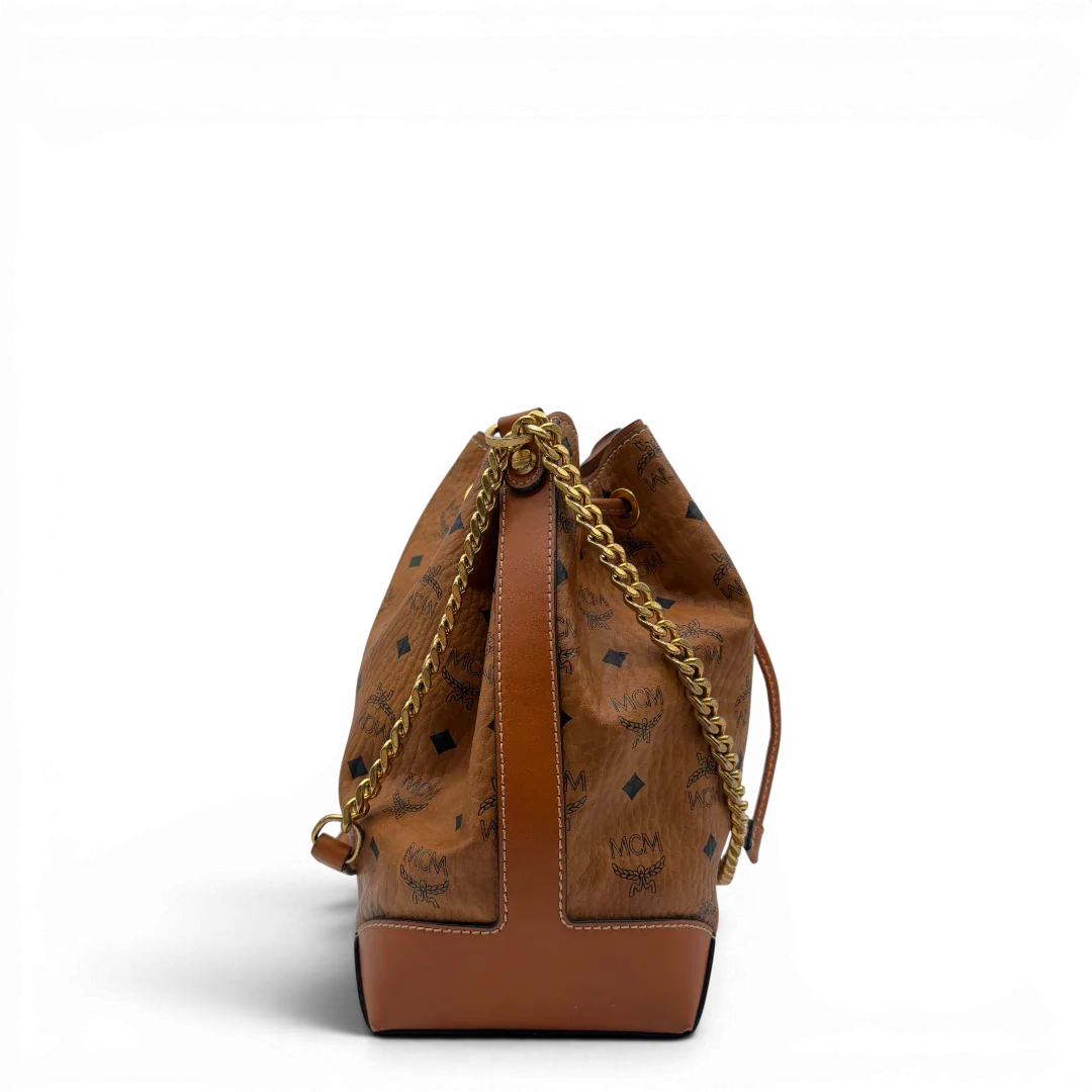 https://cdn.shopify.com/s/files/1/0564/9376/8855/files/MCM_Schultertasche_Soft_Berlin_Bucket_visetos_braun_4.webp?v=1781713453