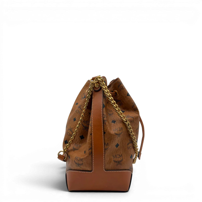 https://cdn.shopify.com/s/files/1/0564/9376/8855/files/MCM_Schultertasche_Soft_Berlin_Bucket_visetos_braun_4.webp?v=1781713453