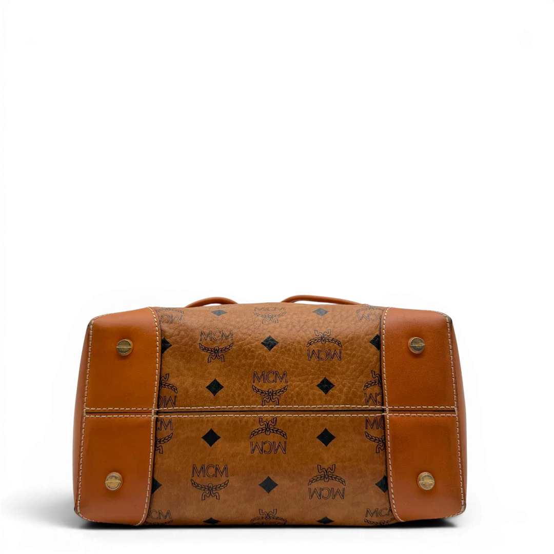 https://cdn.shopify.com/s/files/1/0564/9376/8855/files/MCM_Schultertasche_Soft_Berlin_Bucket_visetos_braun_5.webp?v=1781713453