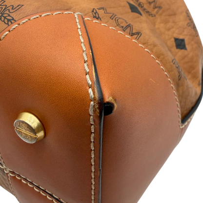 https://cdn.shopify.com/s/files/1/0564/9376/8855/files/MCM_Schultertasche_Soft_Berlin_Bucket_visetos_braun_6.webp?v=1781713453