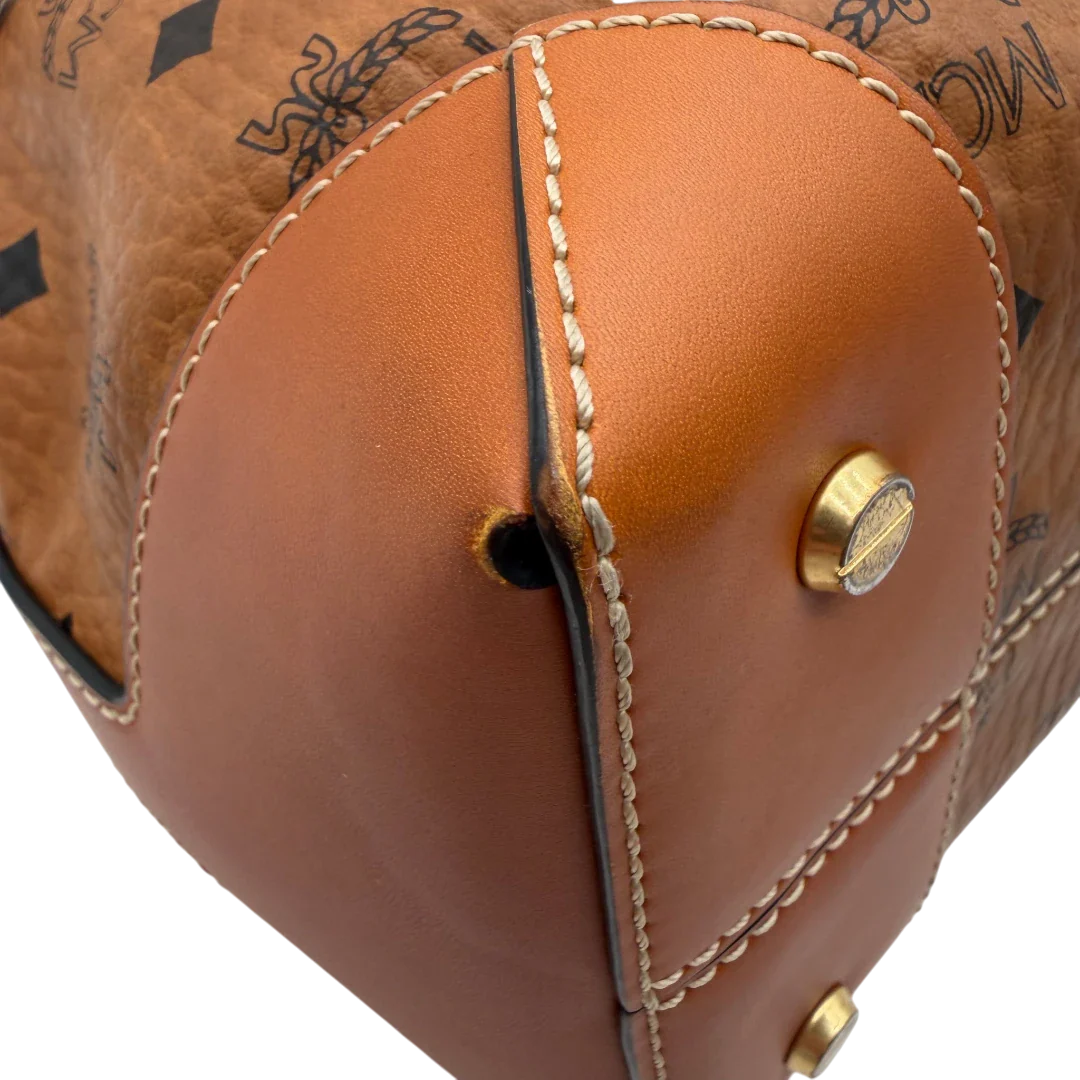 https://cdn.shopify.com/s/files/1/0564/9376/8855/files/MCM_Schultertasche_Soft_Berlin_Bucket_visetos_braun_7.webp?v=1781713453