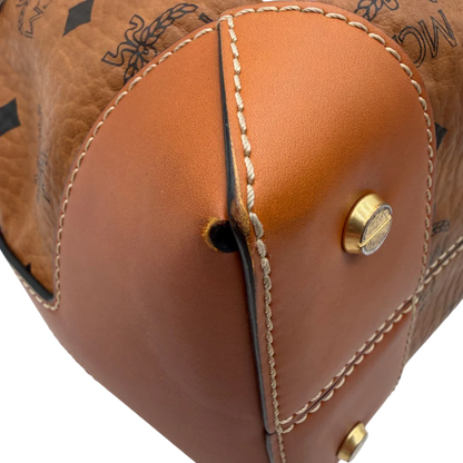 https://cdn.shopify.com/s/files/1/0564/9376/8855/files/MCM_Schultertasche_Soft_Berlin_Bucket_visetos_braun_7.webp?v=1781713453