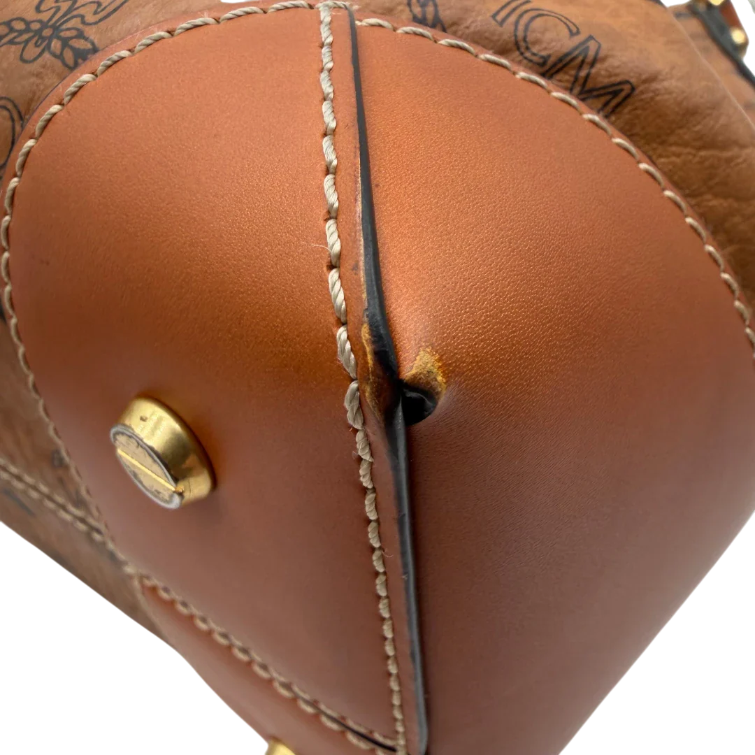 https://cdn.shopify.com/s/files/1/0564/9376/8855/files/MCM_Schultertasche_Soft_Berlin_Bucket_visetos_braun_8.webp?v=1781713453