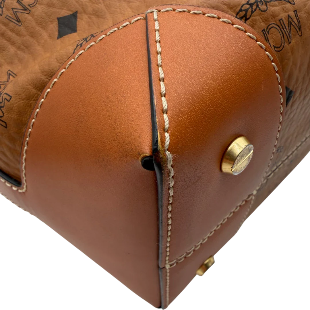 https://cdn.shopify.com/s/files/1/0564/9376/8855/files/MCM_Schultertasche_Soft_Berlin_Bucket_visetos_braun_9.webp?v=1781713453