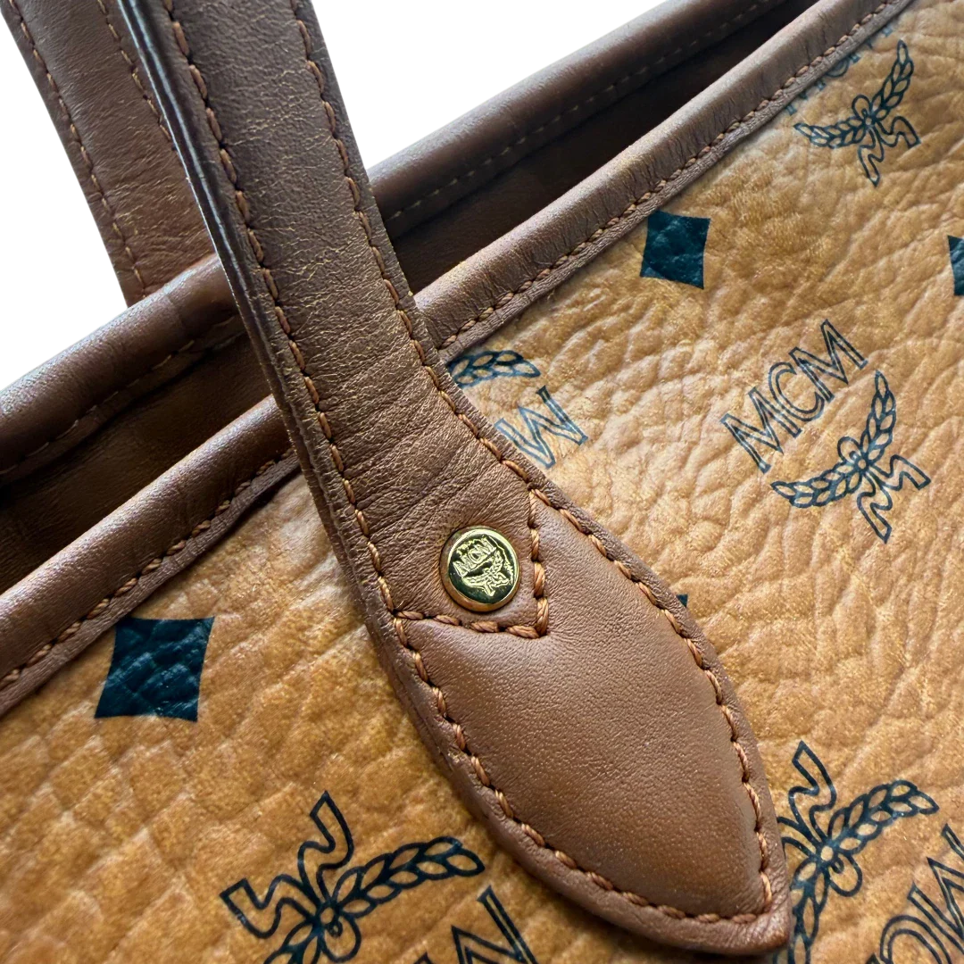 https://cdn.shopify.com/s/files/1/0564/9376/8855/files/MCM_Shopper_Anya_vintage_visetos_braun_12.webp?v=1781713164