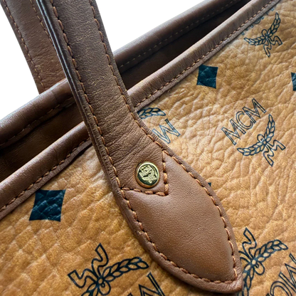 https://cdn.shopify.com/s/files/1/0564/9376/8855/files/MCM_Shopper_Anya_vintage_visetos_braun_12.webp?v=1781713164