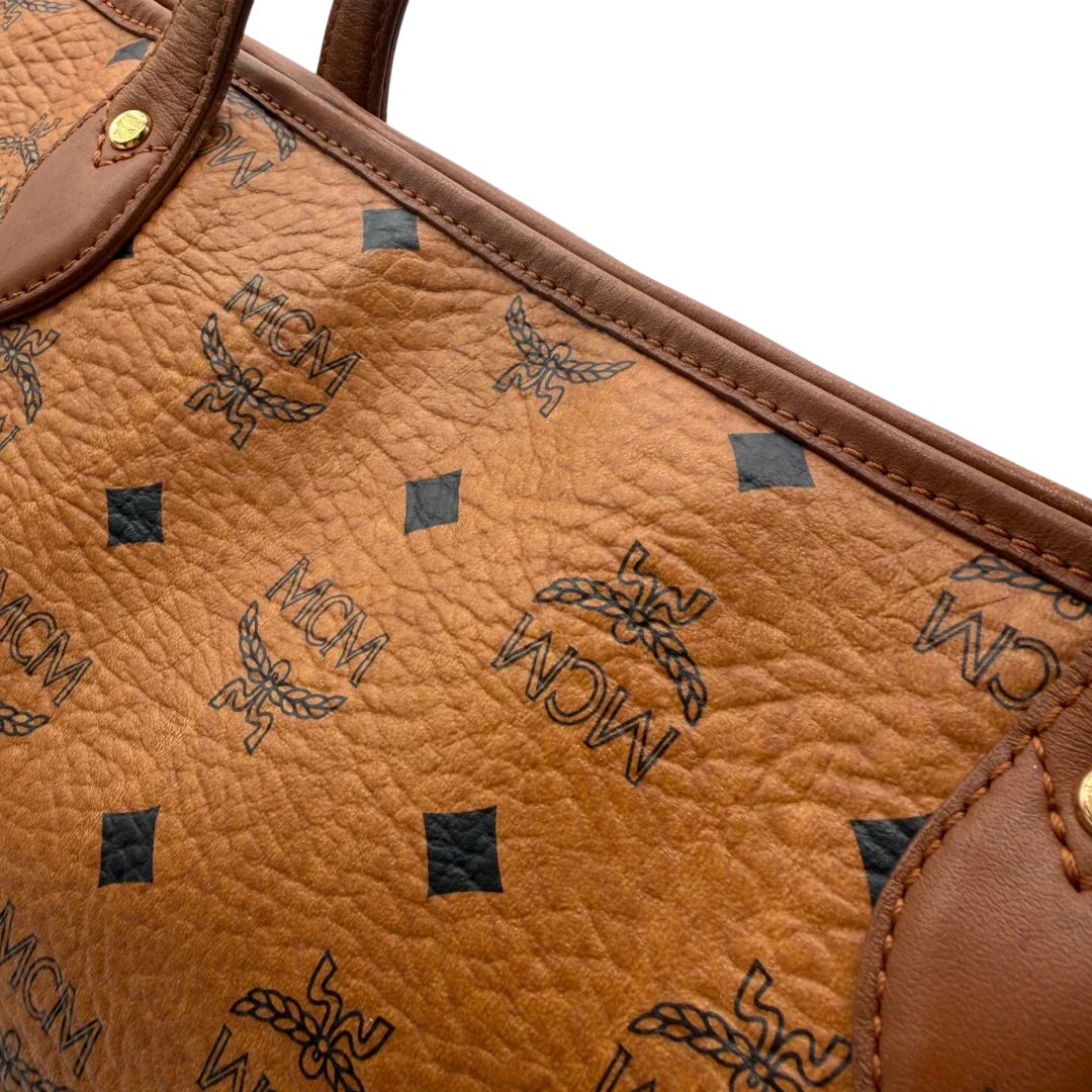 https://cdn.shopify.com/s/files/1/0564/9376/8855/files/MCM_Shopper_Anya_vintage_visetos_braun_13.webp?v=1781713164