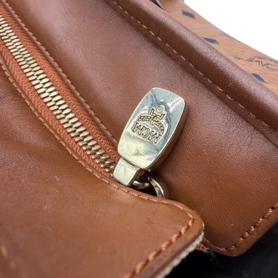 https://cdn.shopify.com/s/files/1/0564/9376/8855/files/MCM_Shopper_Anya_vintage_visetos_braun_14.webp?v=1781713164