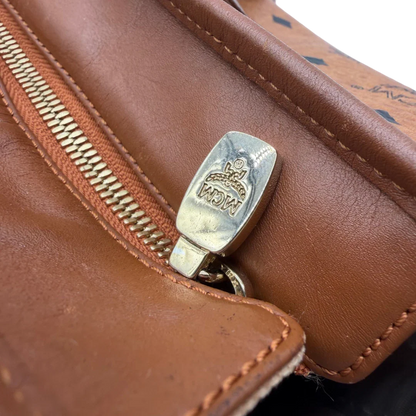 https://cdn.shopify.com/s/files/1/0564/9376/8855/files/MCM_Shopper_Anya_vintage_visetos_braun_14.webp?v=1781713164