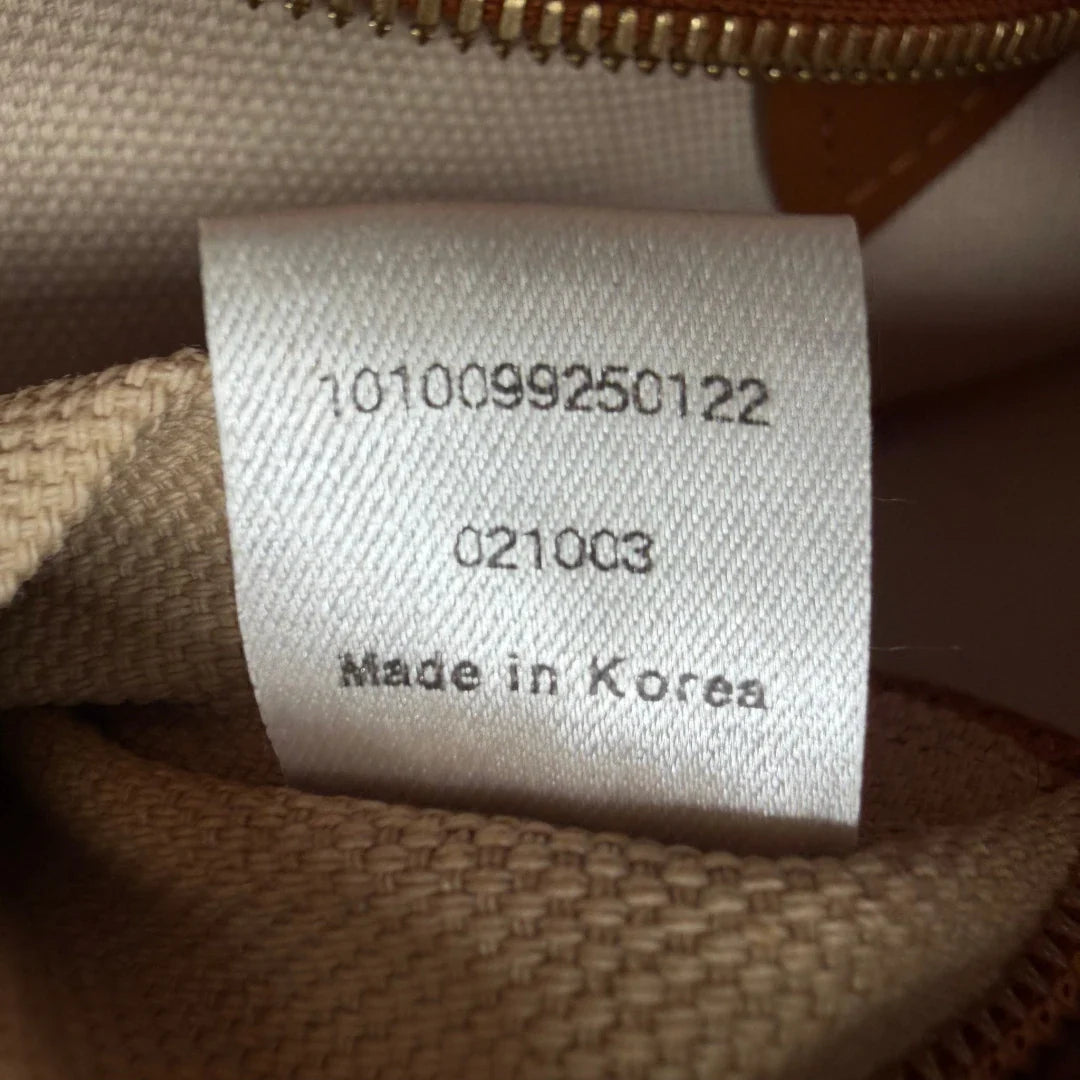 https://cdn.shopify.com/s/files/1/0564/9376/8855/files/MCM_Shopper_Anya_vintage_visetos_braun_16.webp?v=1781713164