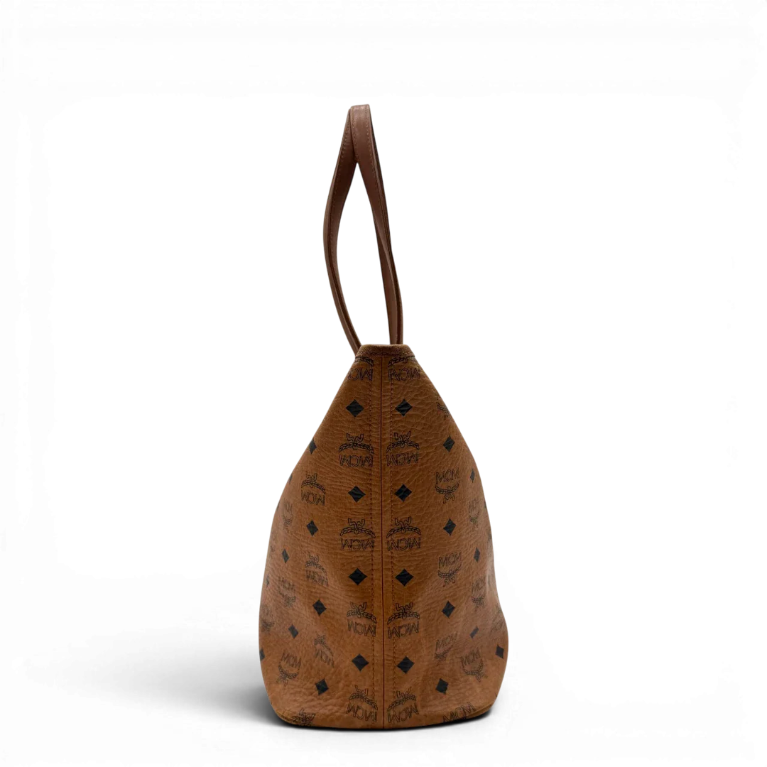 https://cdn.shopify.com/s/files/1/0564/9376/8855/files/MCM_Shopper_Anya_vintage_visetos_braun_3.webp?v=1781713163