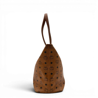 https://cdn.shopify.com/s/files/1/0564/9376/8855/files/MCM_Shopper_Anya_vintage_visetos_braun_3.webp?v=1781713163