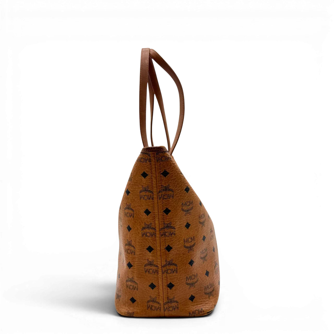 https://cdn.shopify.com/s/files/1/0564/9376/8855/files/MCM_Shopper_Anya_vintage_visetos_braun_4.webp?v=1781713163