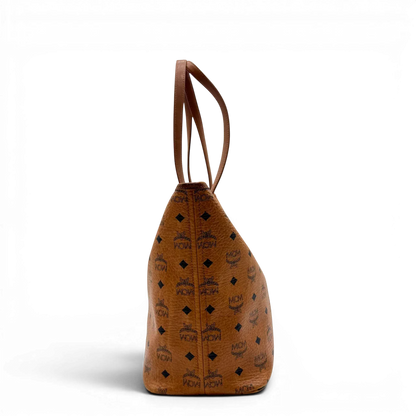 https://cdn.shopify.com/s/files/1/0564/9376/8855/files/MCM_Shopper_Anya_vintage_visetos_braun_4.webp?v=1781713163
