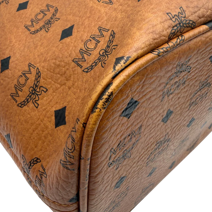 https://cdn.shopify.com/s/files/1/0564/9376/8855/files/MCM_Shopper_Anya_vintage_visetos_braun_7.webp?v=1781713164