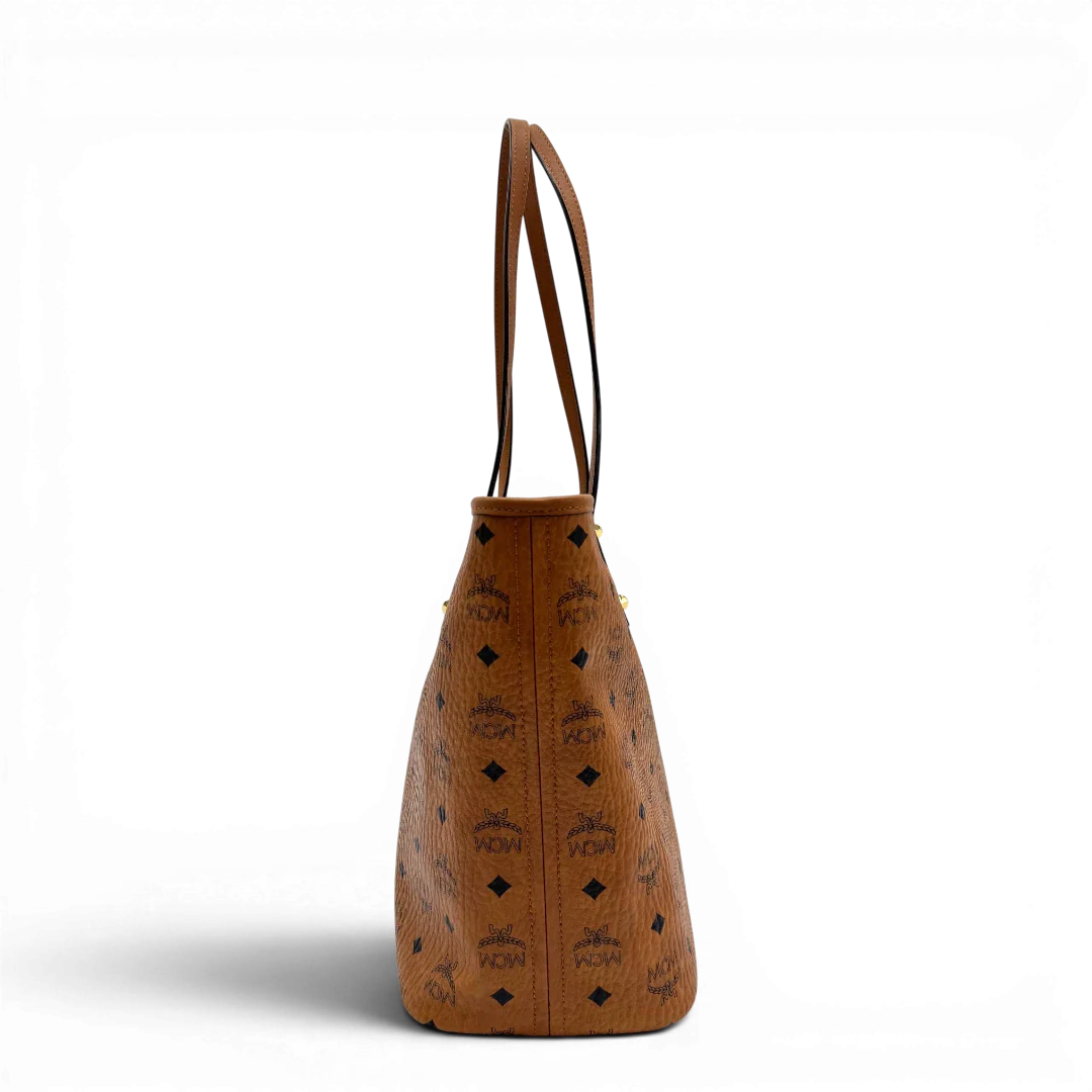 https://cdn.shopify.com/s/files/1/0564/9376/8855/files/MCM_Shopper_Anya_visetos_braun_vintage2351.webp?v=1779969783