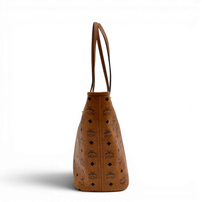 https://cdn.shopify.com/s/files/1/0564/9376/8855/files/MCM_Shopper_Anya_visetos_braun_vintage2351.webp?v=1779969783