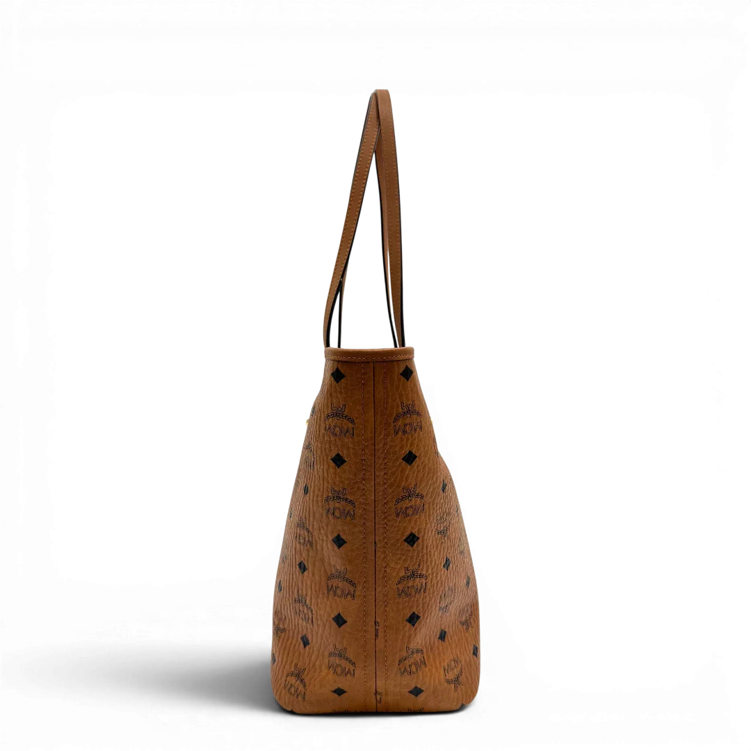 https://cdn.shopify.com/s/files/1/0564/9376/8855/files/MCM_Shopper_Anya_visetos_braun_vintage2352.webp?v=1779969783