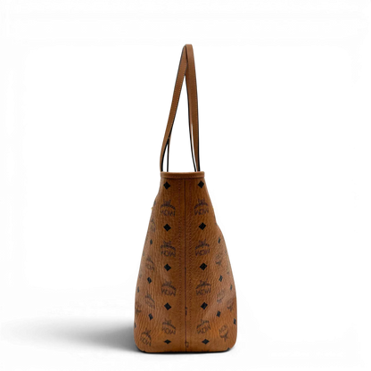 https://cdn.shopify.com/s/files/1/0564/9376/8855/files/MCM_Shopper_Anya_visetos_braun_vintage2352.webp?v=1779969783