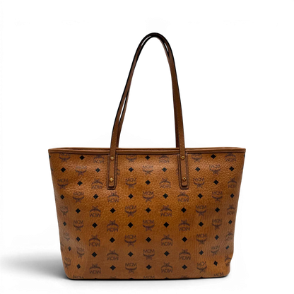https://cdn.shopify.com/s/files/1/0564/9376/8855/files/MCM_Shopper_Anya_visetos_braun_vintage2353.webp?v=1779969783