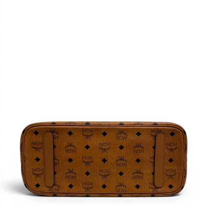 https://cdn.shopify.com/s/files/1/0564/9376/8855/files/MCM_Shopper_Anya_visetos_braun_vintage2354.webp?v=1779969783