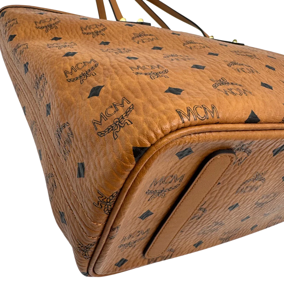 https://cdn.shopify.com/s/files/1/0564/9376/8855/files/MCM_Shopper_Anya_visetos_braun_vintage2355.webp?v=1779969783