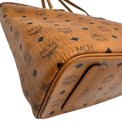 https://cdn.shopify.com/s/files/1/0564/9376/8855/files/MCM_Shopper_Anya_visetos_braun_vintage2355.webp?v=1779969783