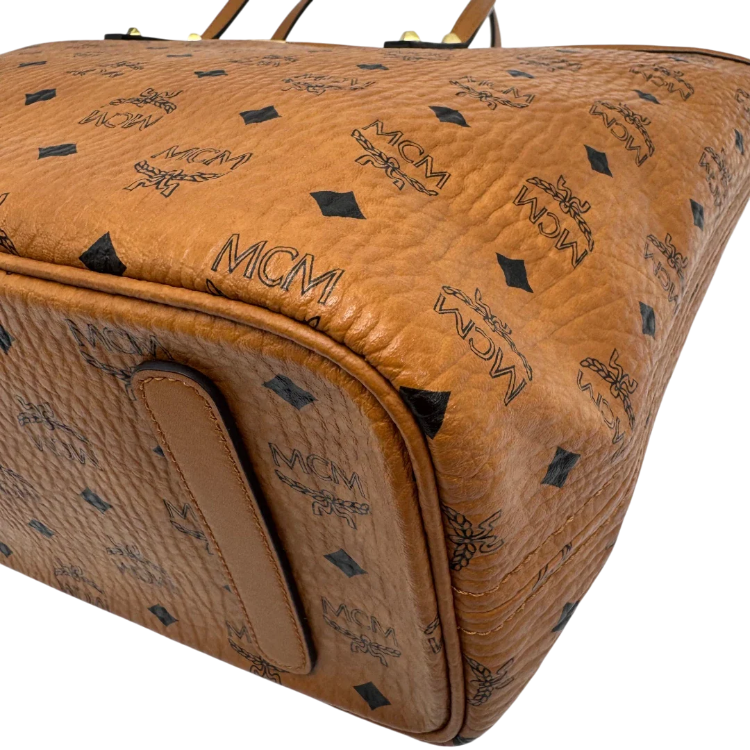 https://cdn.shopify.com/s/files/1/0564/9376/8855/files/MCM_Shopper_Anya_visetos_braun_vintage2356.webp?v=1779969783