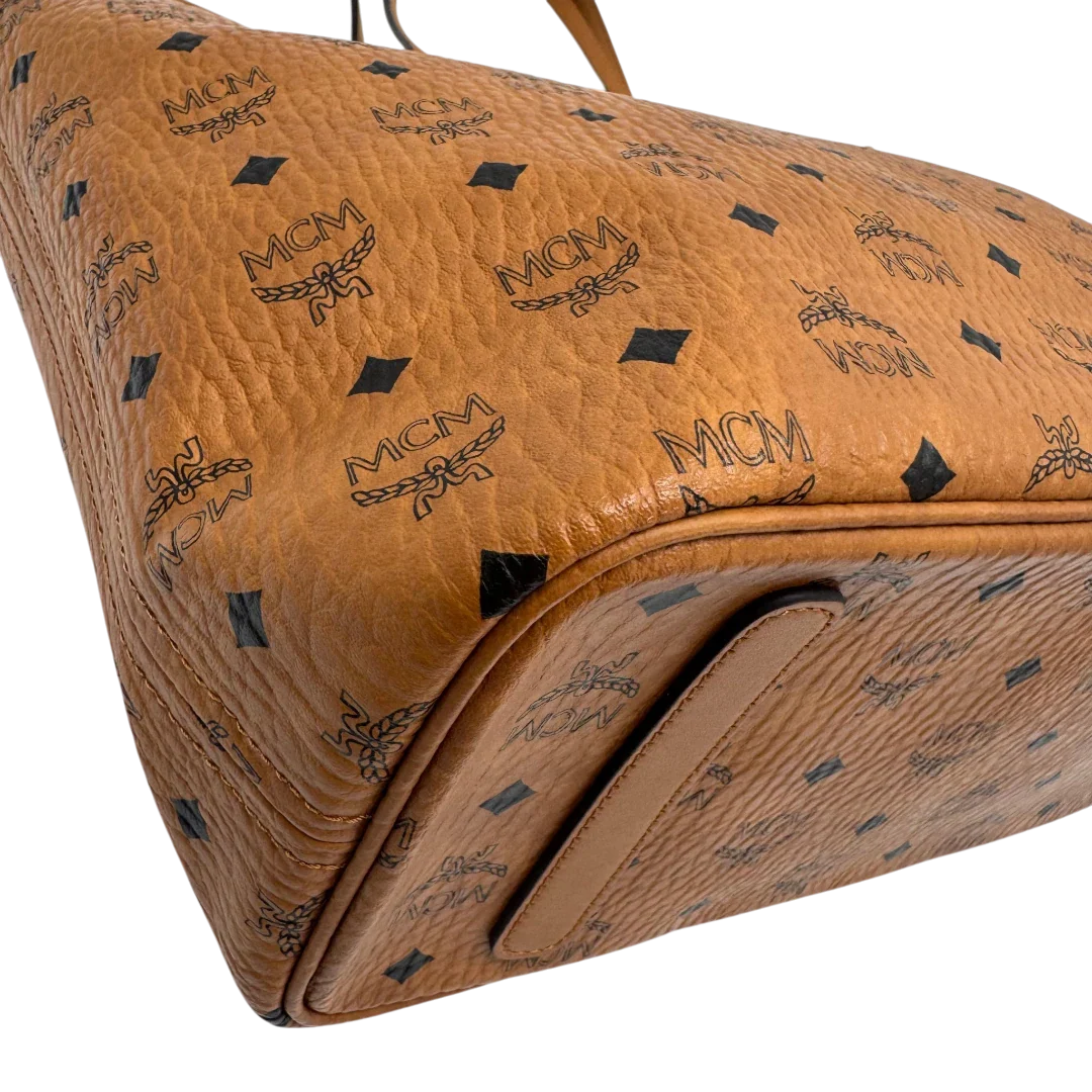 https://cdn.shopify.com/s/files/1/0564/9376/8855/files/MCM_Shopper_Anya_visetos_braun_vintage2357.webp?v=1779969783