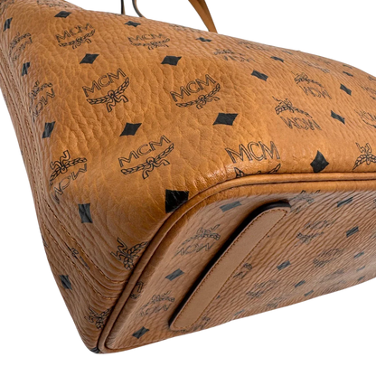 https://cdn.shopify.com/s/files/1/0564/9376/8855/files/MCM_Shopper_Anya_visetos_braun_vintage2357.webp?v=1779969783