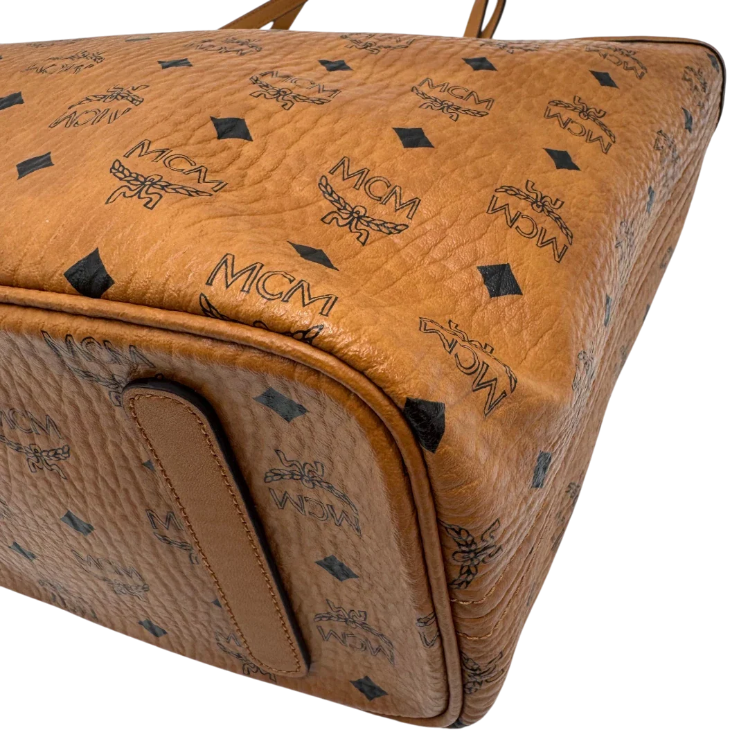 https://cdn.shopify.com/s/files/1/0564/9376/8855/files/MCM_Shopper_Anya_visetos_braun_vintage2358.webp?v=1779969783