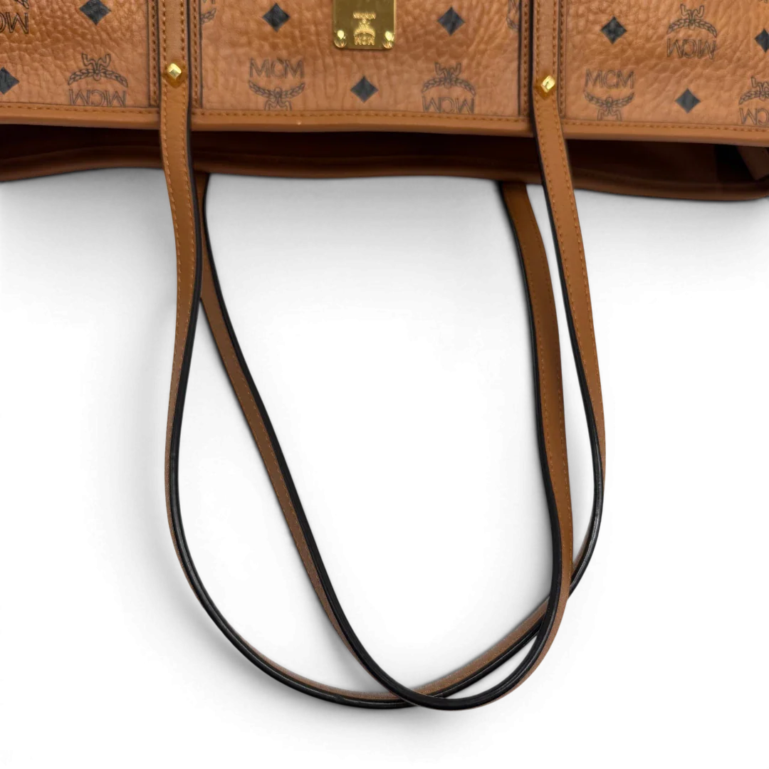 https://cdn.shopify.com/s/files/1/0564/9376/8855/files/MCM_Shopper_Anya_visetos_braun_vintage2359.webp?v=1779969783
