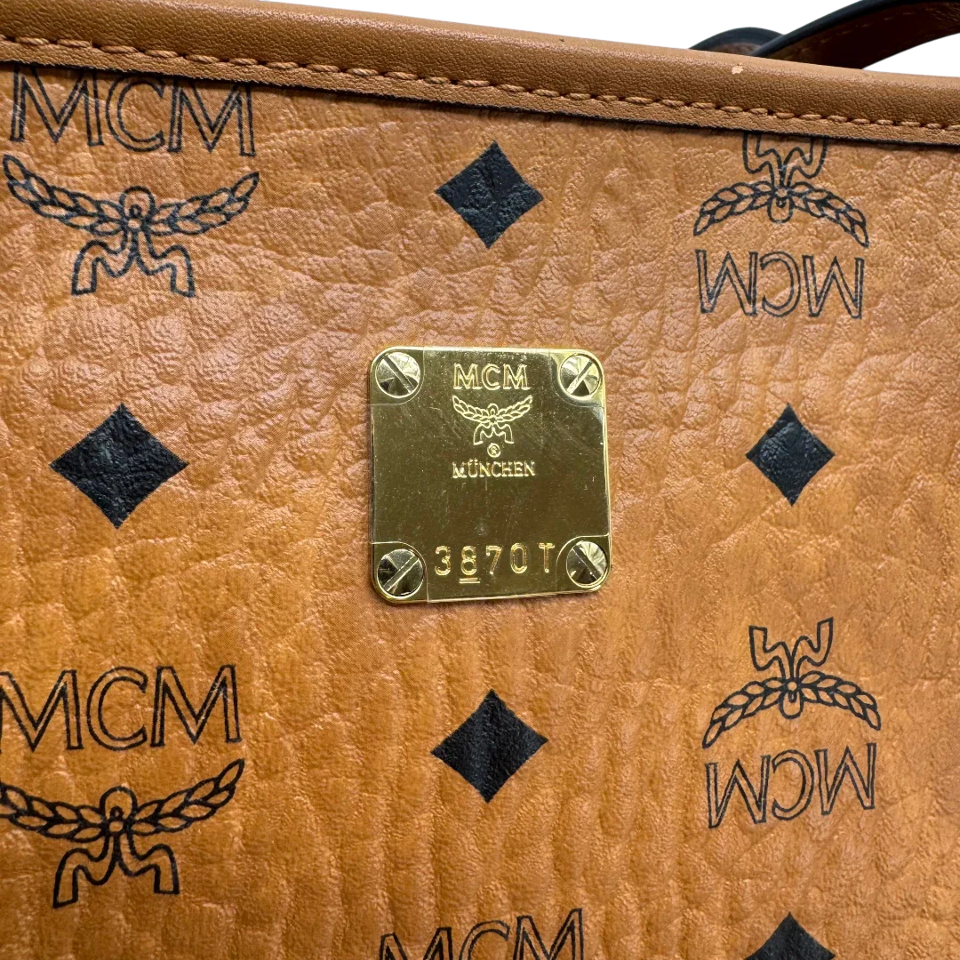 https://cdn.shopify.com/s/files/1/0564/9376/8855/files/MCM_Shopper_Anya_visetos_braun_vintage2360.webp?v=1779969784